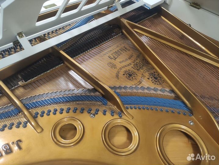 Белый рояль Becker