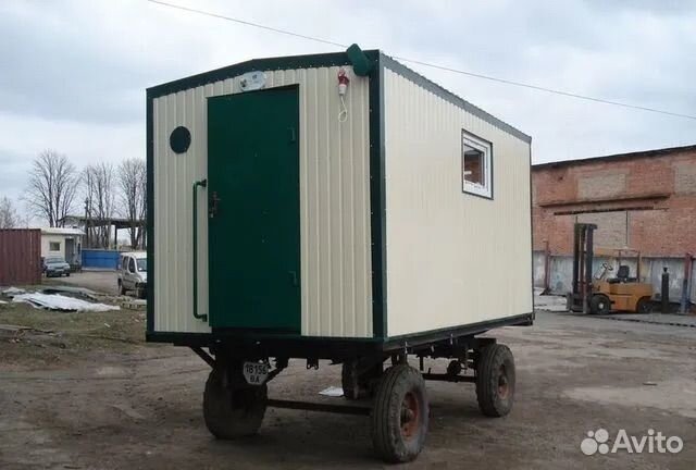 Жилая строительная бытовка на шасси (нш05)