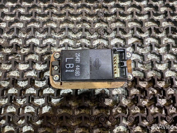 Кнопка стеклоподъемника Максима 32 Nissan Maxima