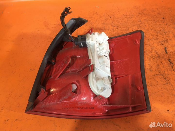 Фонарь левый Audi A4 8E