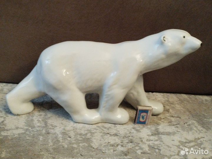 Фарфоровая статуэтка белый медведь