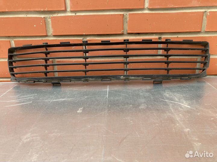 Решетка радиатора нижняя Toyota Avensis