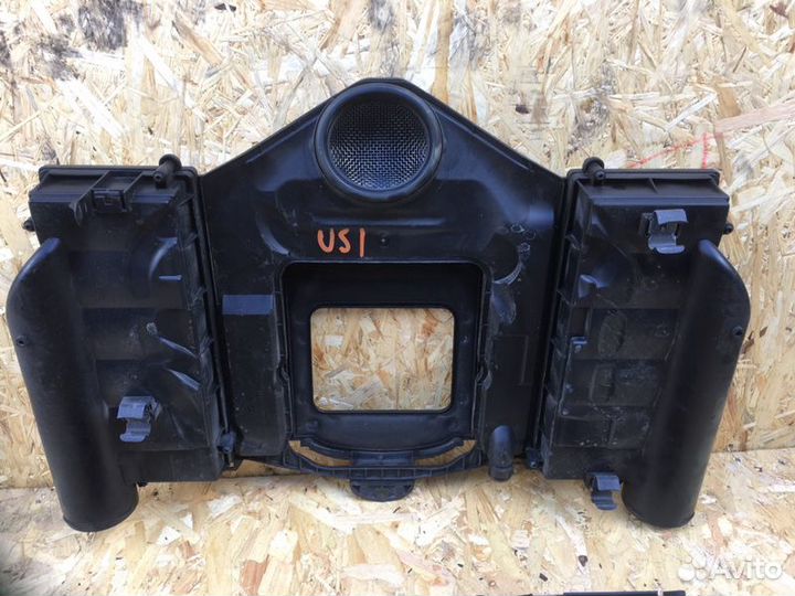 Корпус воздушного фильтра Mercedes-Benz C300