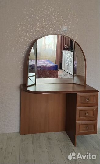 Туалетный столик Трюмо Трельяж с зеркалом