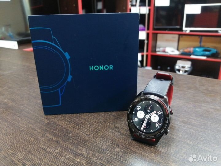 2) Смарт-часы Honor Watch Magic