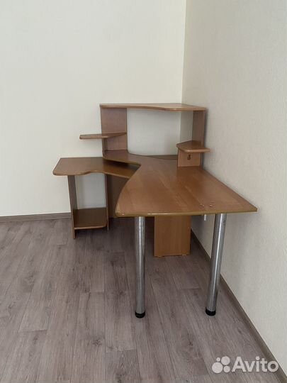 Письменный стол