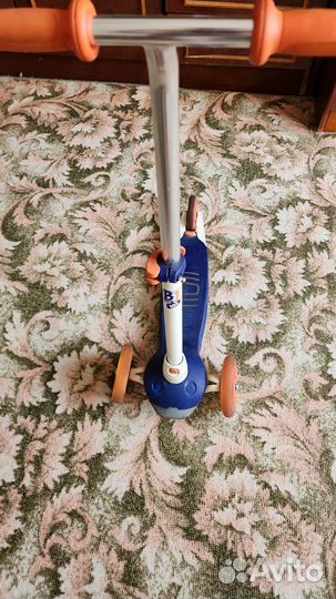 Детский самокат на трех колесах синий