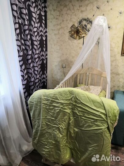 Детская кроватка с маятником