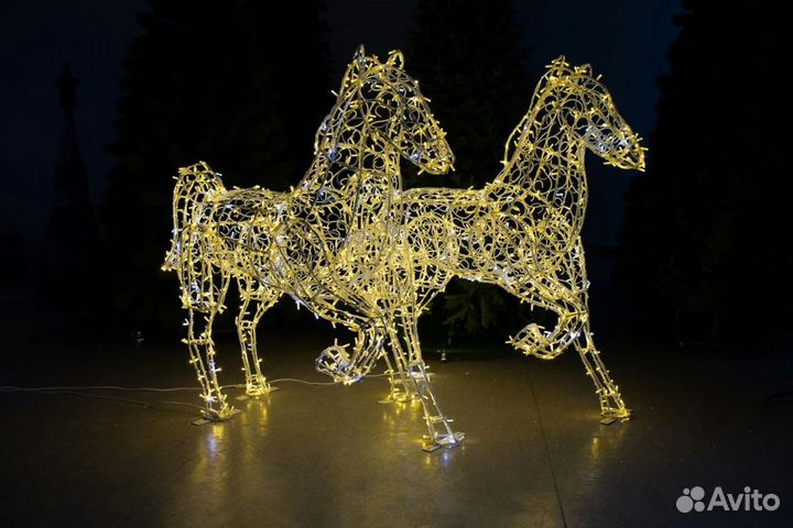 Светящаяся уличная новогодняя арка. Уличные фигуры