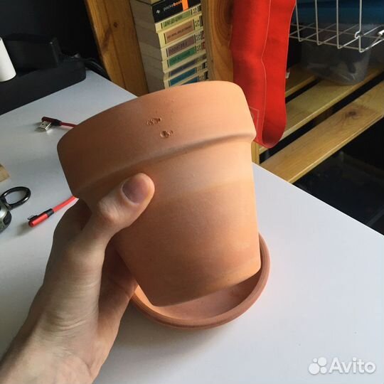 Глиняный горшок для цветов