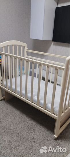 Детская кроватка с маятником