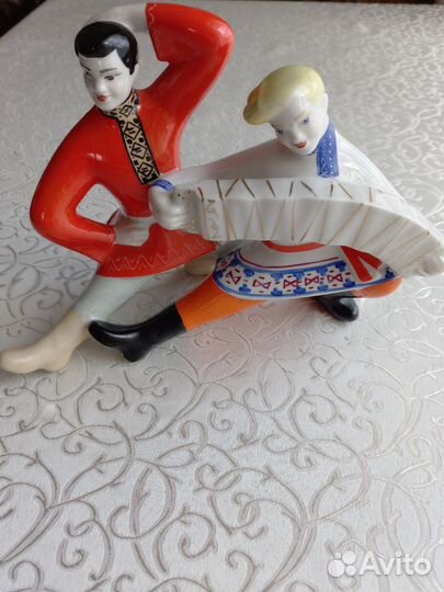 Статуэтка фарфоровая 