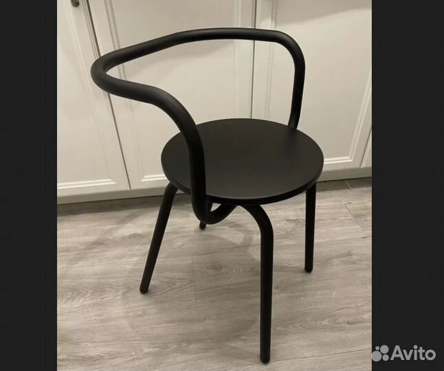 Стул черный дерево металл в кафе/бар/пекарню