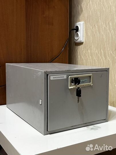 Сейф с ключем бу