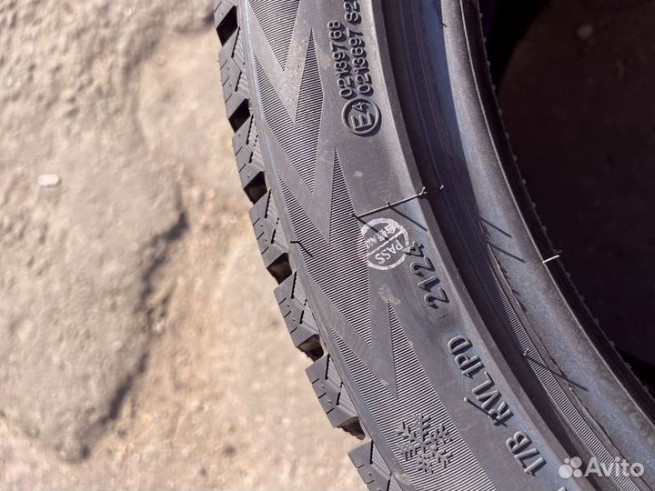 Sonix Winter Xpro Studs 69 275/45 R20 135U