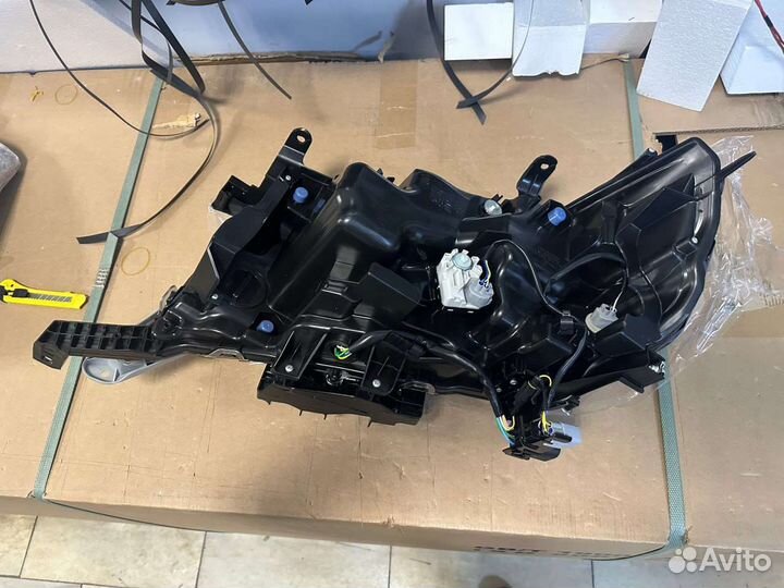 Фара правая Land Cruiser 200 Executive черная