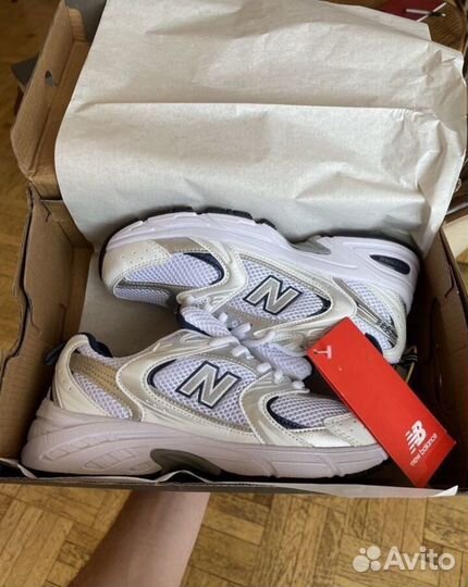 Кроссовки New Balance 530, белые носки в подарок