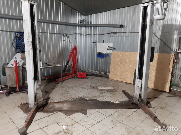 Подъемник автомобильный винтовой