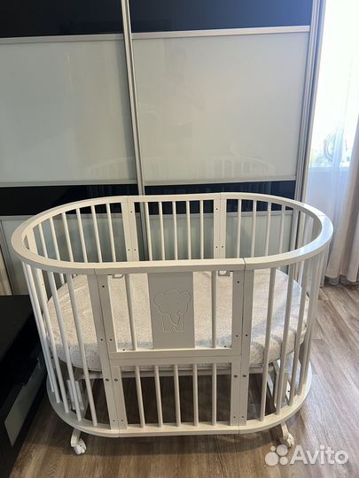 Кроватка для новорожденного с маятником