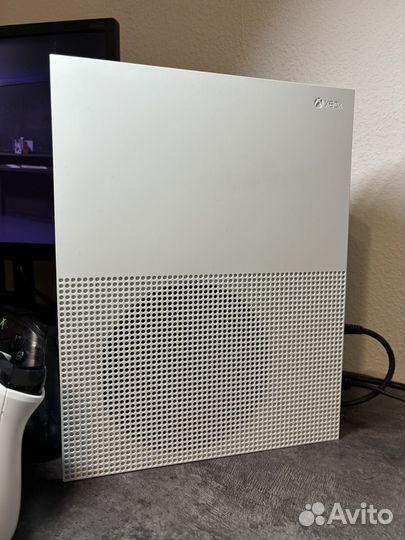 Xbox One S (2 геймпада, отличная)