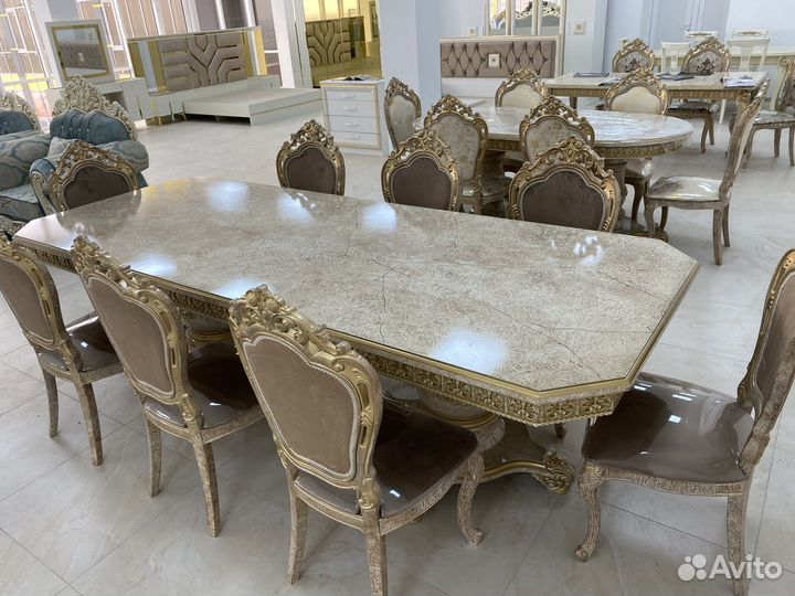 Стол и стулья