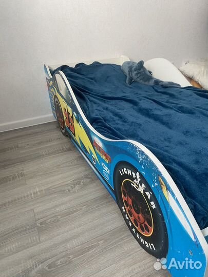 Детская кровать машина