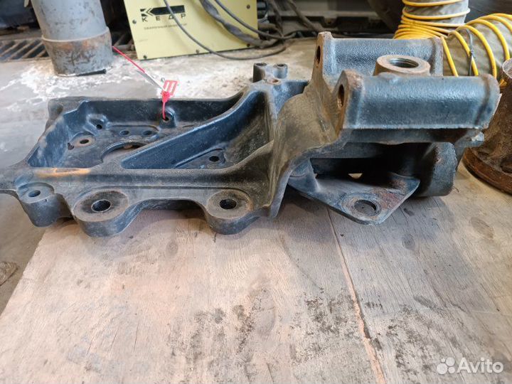 Кронштейн рессоры передний правый Man Tgx