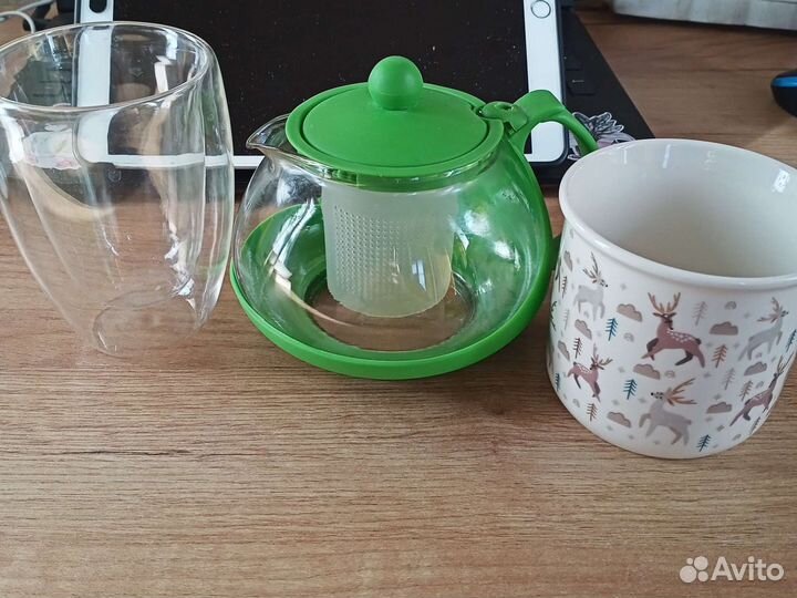 Заварочный чайник и кружки