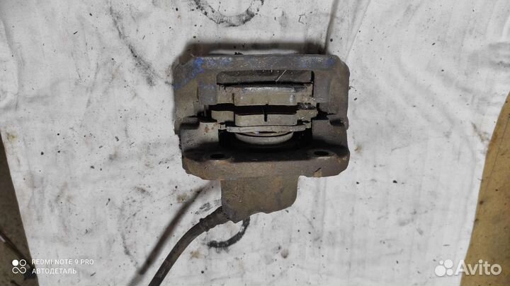 Передний правый суппорт Renault Logan