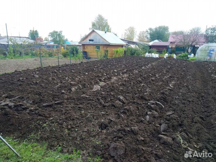 Осенняя вспашка земли плугом
