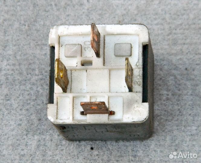 Реле поворотов VW Passat B3 141951253B