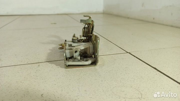 Замок двери передней правой