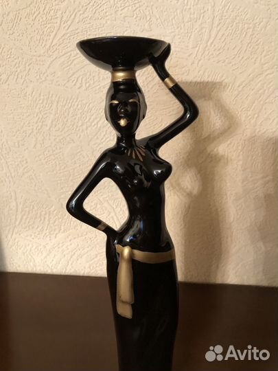 Фарфоровая статуэтка 