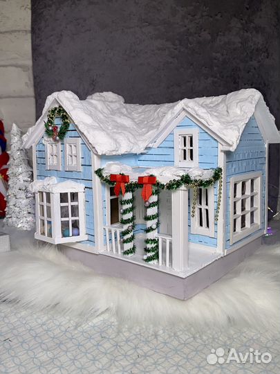 Домик кукольный новогодний