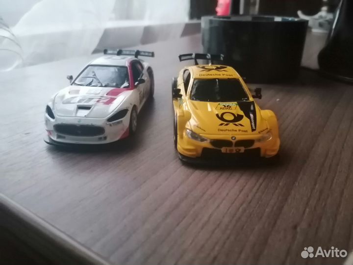 Две машинки первая BMW а вторая масератти