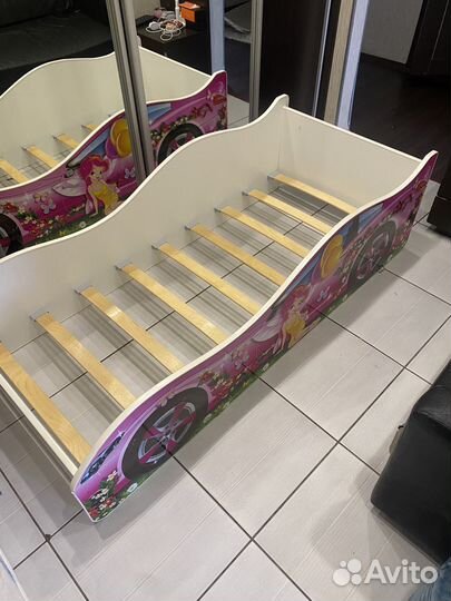Кровать-машинка для девочки