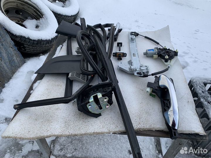 Комплектующие задней левой двери Kia Rio 4