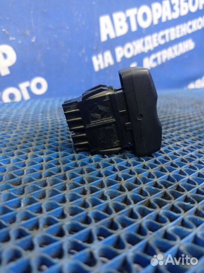 Кнопка блокировки замка двери Renault Logan седан