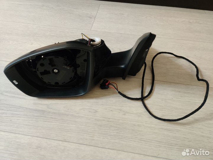 Корпус зеркала левое Skoda Octavia A7