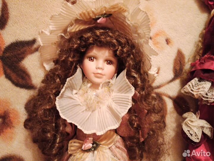 Кукла фарфоровая