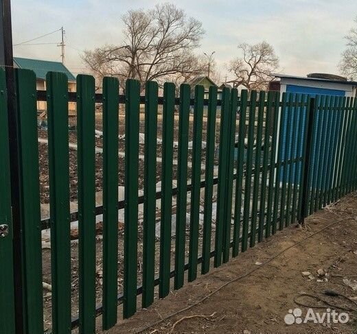 Установка забора из евроштакетника