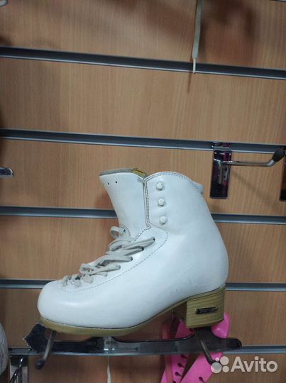 Профессиональные коньки для фигурного катания