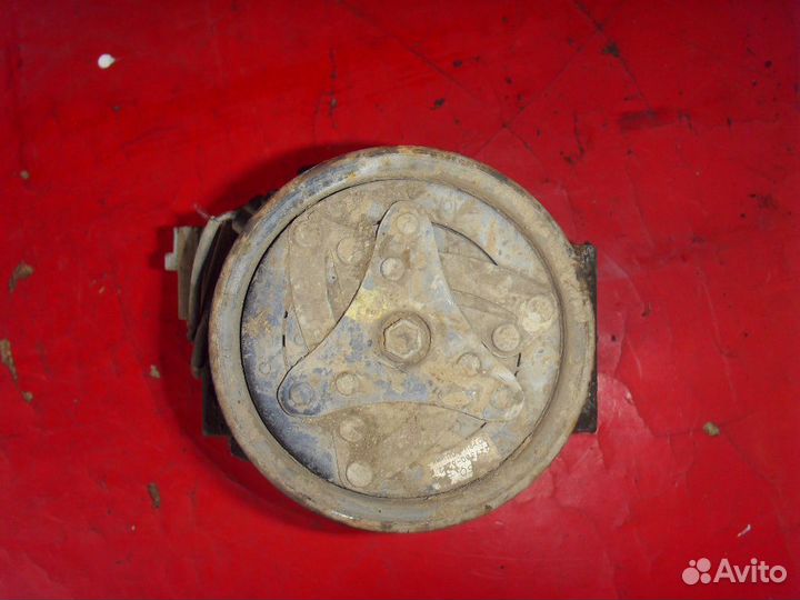 Компрессор кондиционера 8832016461 Toyota Raum