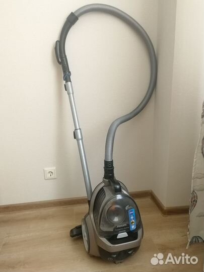 Пылесос безмешковый Philips FC8673/01 с пультом ду