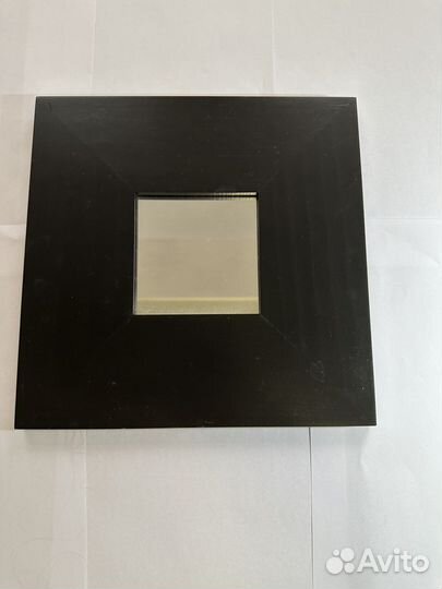 Декоративное зеркало IKEA с рамкой из дерева