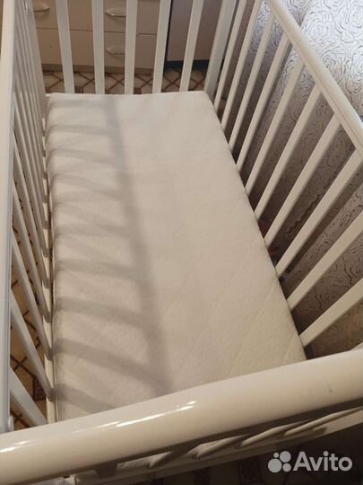 Детская кроватка с маятником