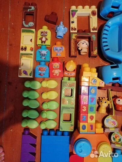 Конструктор mega bloks 436 деталей + столик