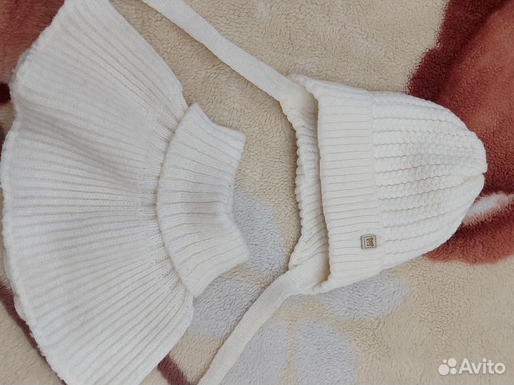 Комплект шапка, манишка для новорожденного