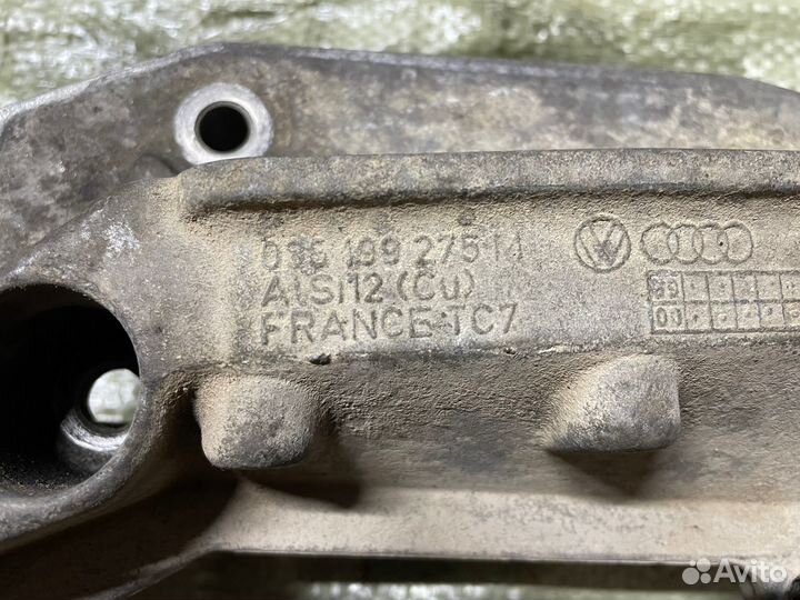 Кронштейн двигателя правый Skoda Fabia 2001г 1.4