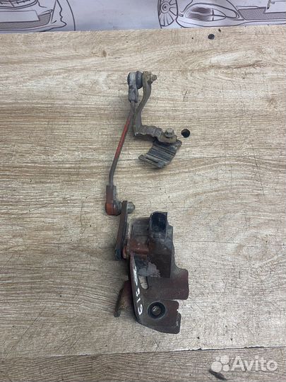 Датчик уровня кузова Мерседес w209